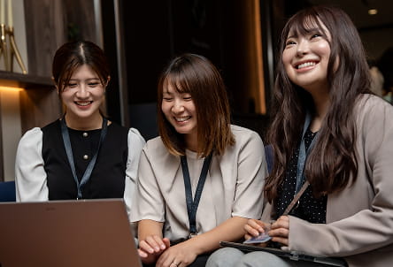 女性3人で打ち合わせをしてい様子