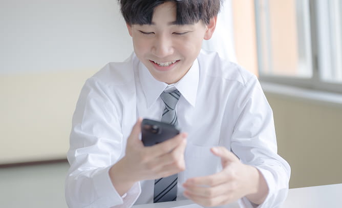 男性が笑顔でスマホを見ている様子