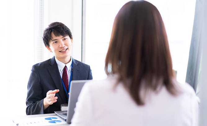 WEB担当者が相談にのっている様子